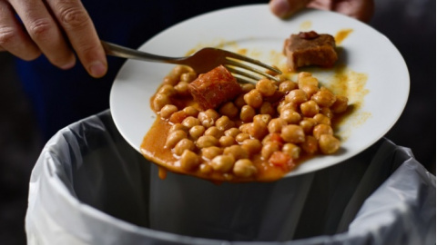 Mezzo chilo di cibo buttato ogni settimana, Coldiretti Ancona: “Domani i consigli del Mercato Dorico contro lo spreco alimentare”